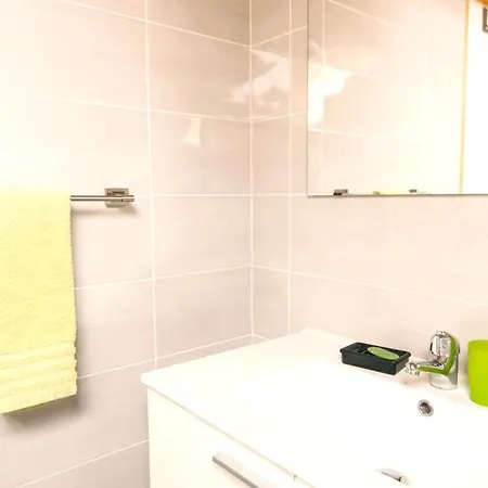 Charming House In With Garden View Nyaraló