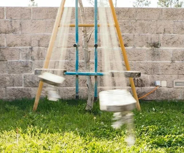 Dom wakacyjny Charming House In With Garden View