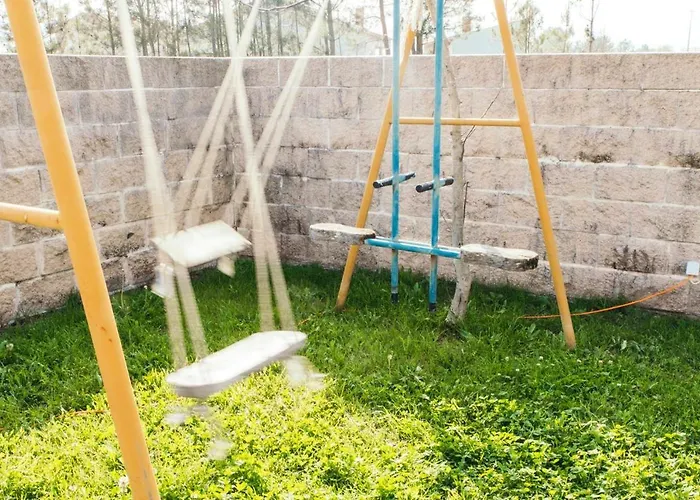 Dom wakacyjny Charming House In With Garden View