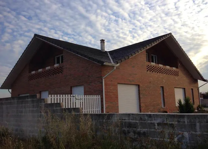 Dom wakacyjny Charming House In With Garden View